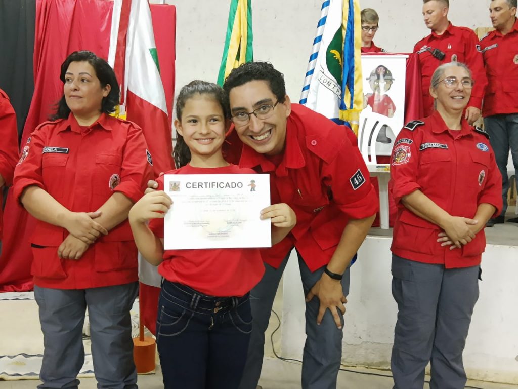 Lontras forma primeira turma do Bombeiro na Escola 0