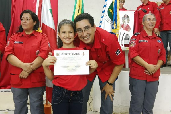 Lontras forma primeira turma do Bombeiro na Escola 0