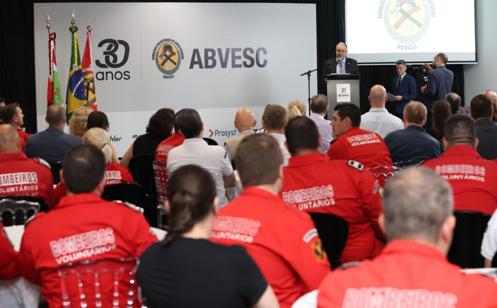 Presidente da ABVESC, Ivan Frederico Hudler, dá boas-vindas aos bombeiros e convidados