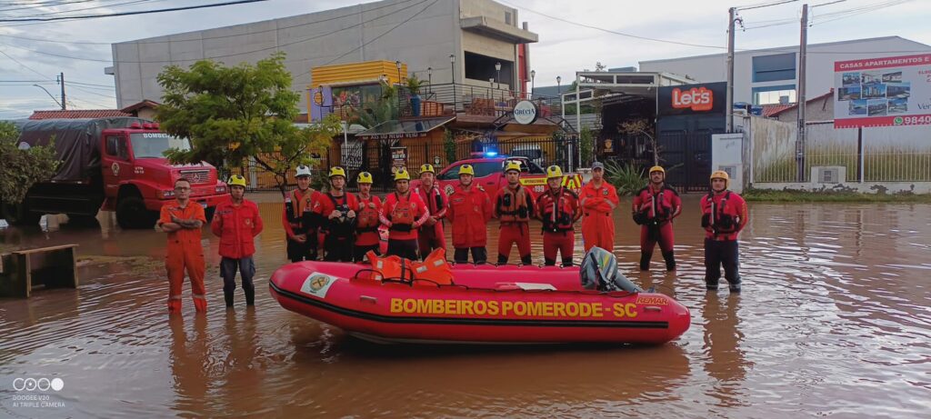 Bombeiros voluntários da força-tarefa de SC na cidade de Eldorado do Sul