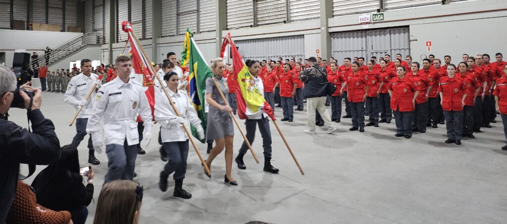 Guarda de honra junto aos bombeiros, mirins e aspirantes em formatura