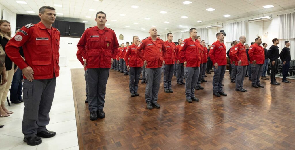 Formação dos bombeiros voluntários, dos em formação e dos homenageados na celebração dos 58 anos