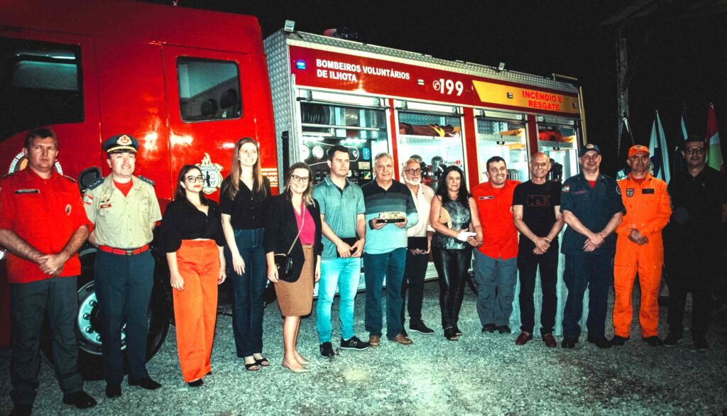 Convidados na cerimônia de entrega do veículo de combate a incêndio e resgate dos Bombeiros Voluntários de Ilhota