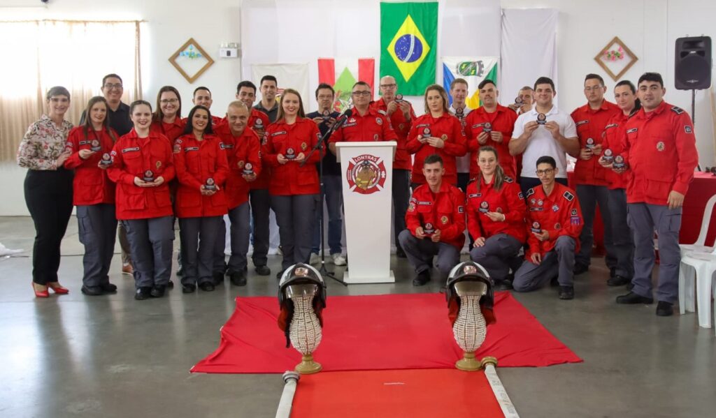 Bombeiros voluntários homenageados por ocasião dos oito anos da unidade de Lontras