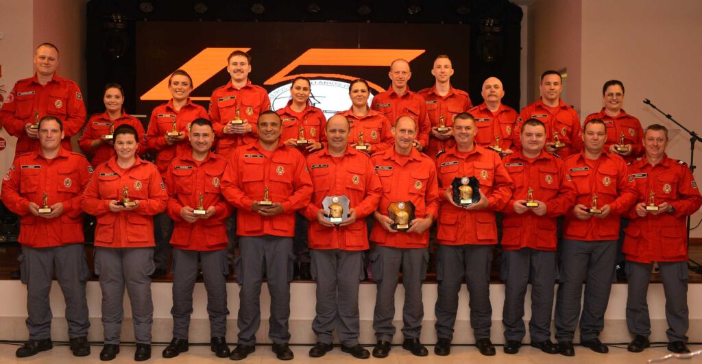 Os bombeiros voluntários homenageados na cerimônia em comemoração aos 45 anos da corporação